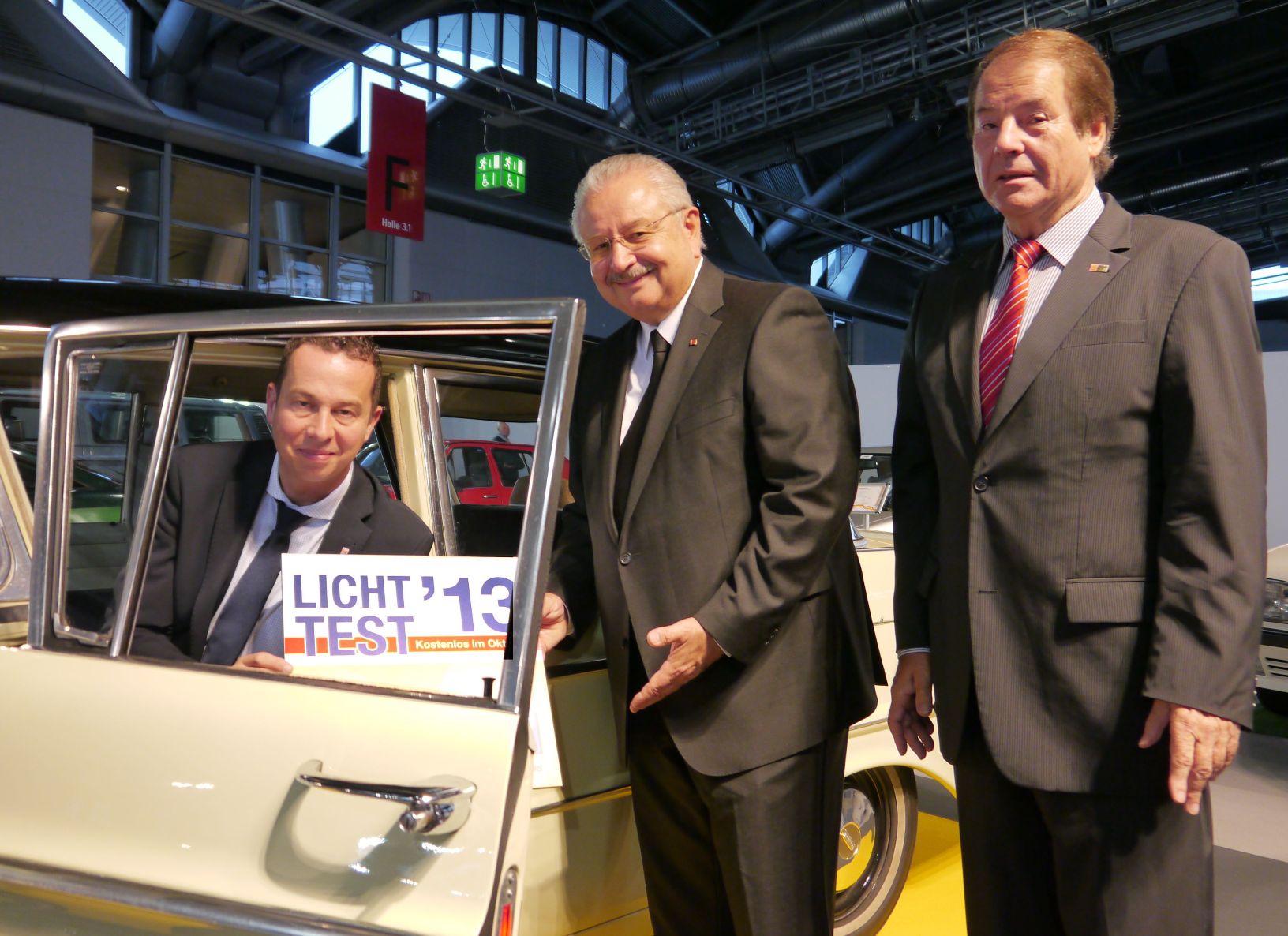 von links: Verkehrsminister Florian Rentsch, Jürgen Karpinski (Präsident Kfz-Gewerbe Hessen), Klaus Ruppelt (Präsident Landesverkehrswacht Hessen)