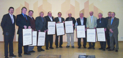Silberne Meisterbriefe mit links außen Klaus Zeller, rechts außen Alfred Walter und Herbert Wagner